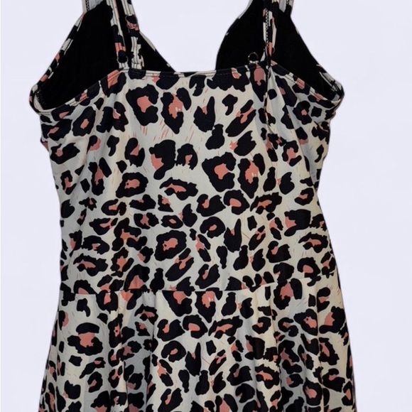 Chic Leopard Print One Piece Swimsuit - Picture 3 of 3